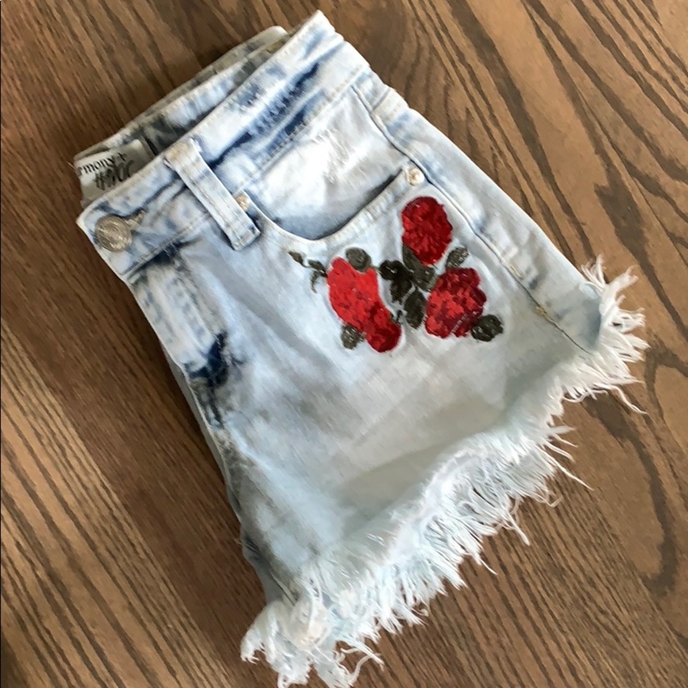 Harmony&Havoc embroidered cutoffs - Picture 5 of 6